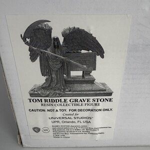 Universal Studios Harry Potter Tom Riddle Grave Stone